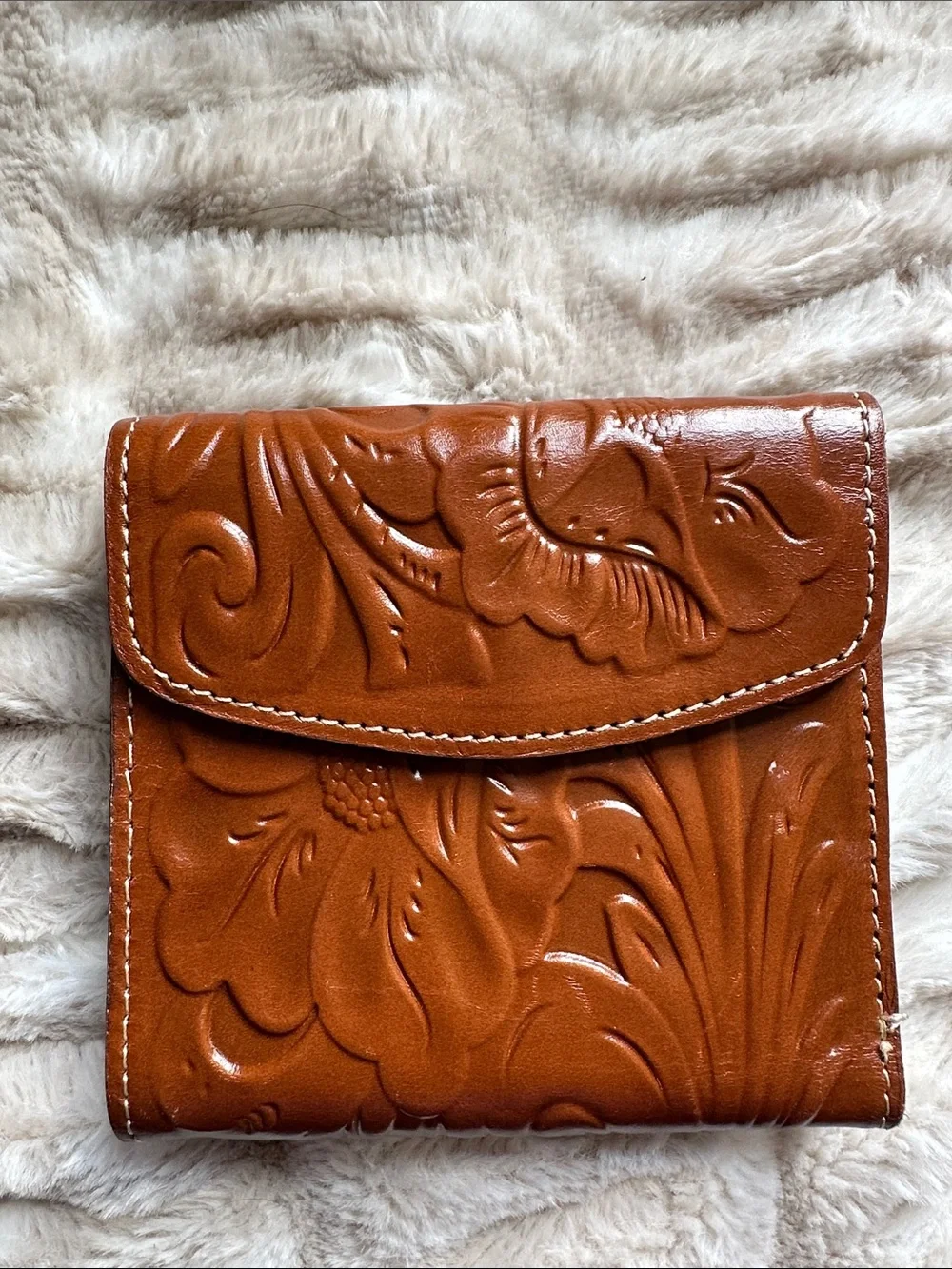 ✨NWOT✨ Patricia Nash Handcrafted Tooled Leather Women's Wallet - Tan